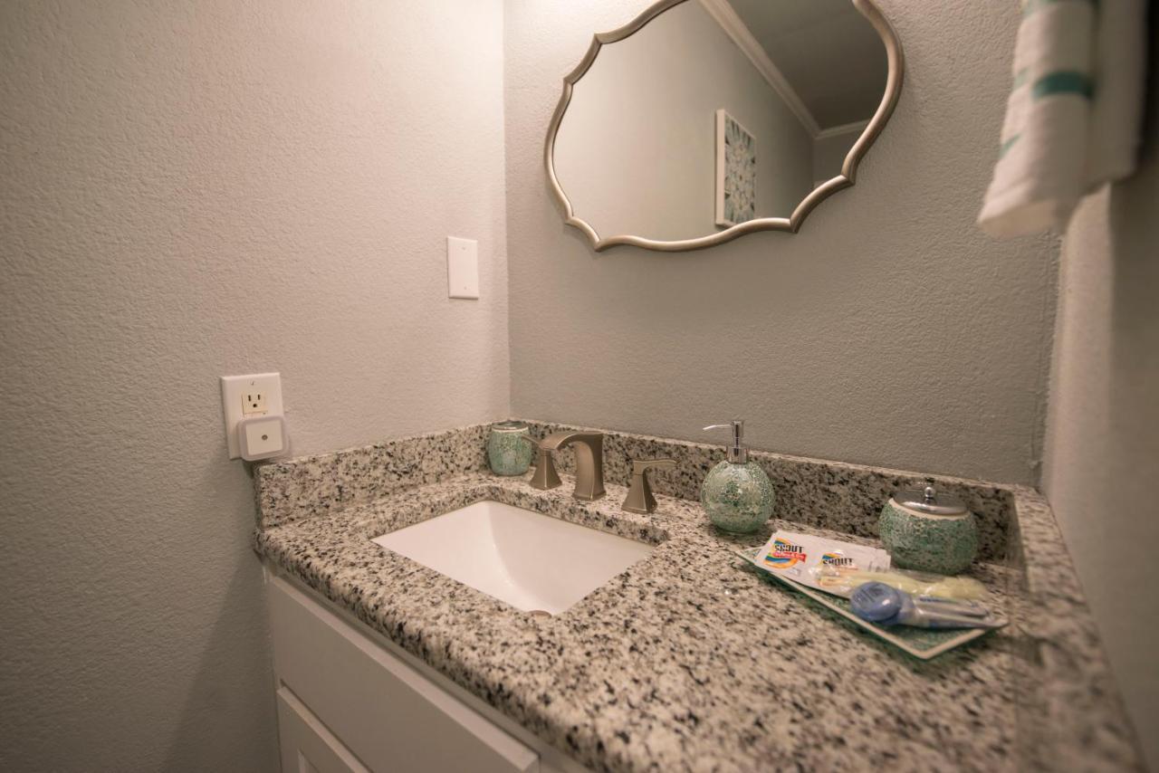 Walk To The Silos! 3 Bed 1960's Near Baylor Holiday home *