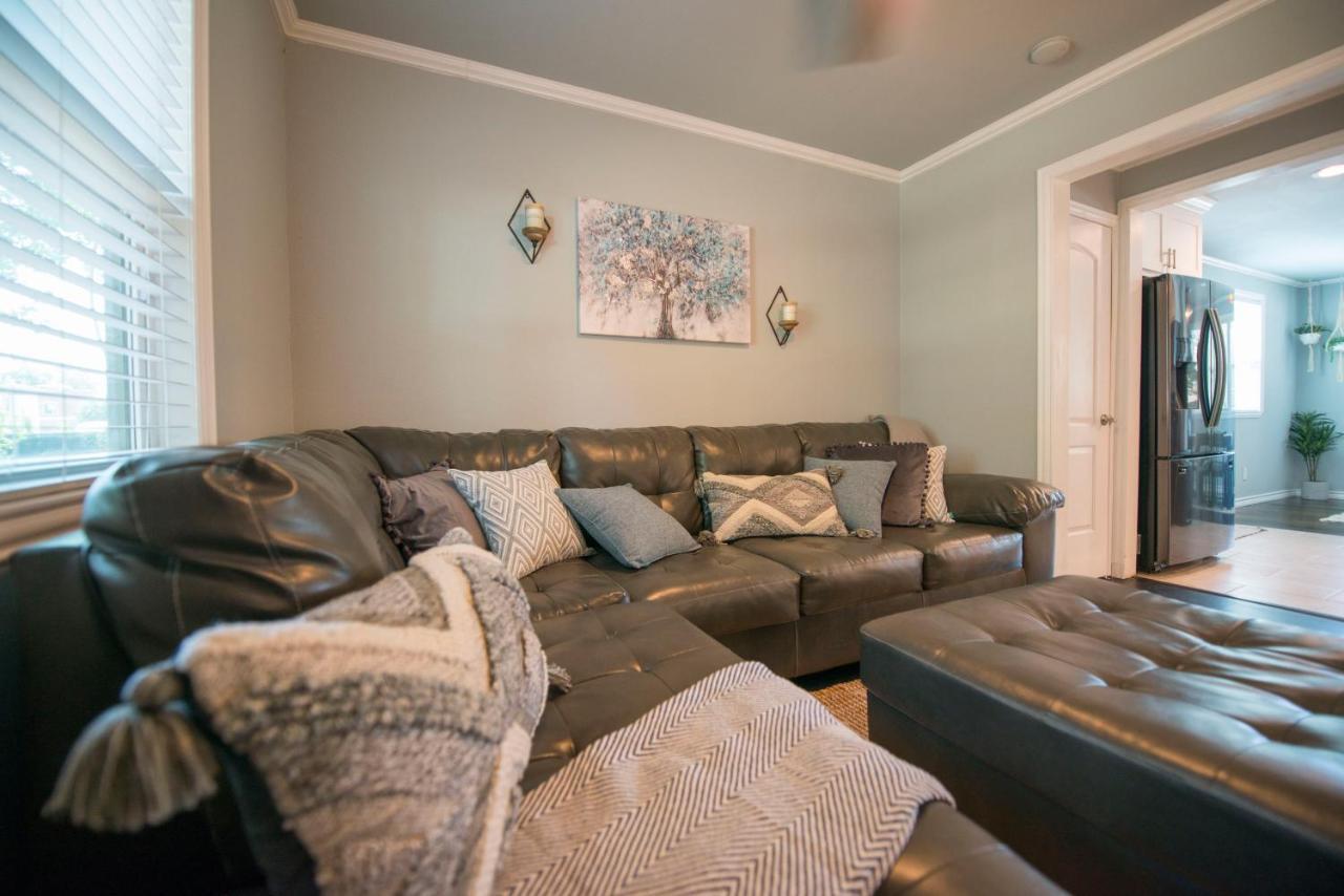Walk To The Silos! 3 Bed 1960's Near Baylor Holiday home *