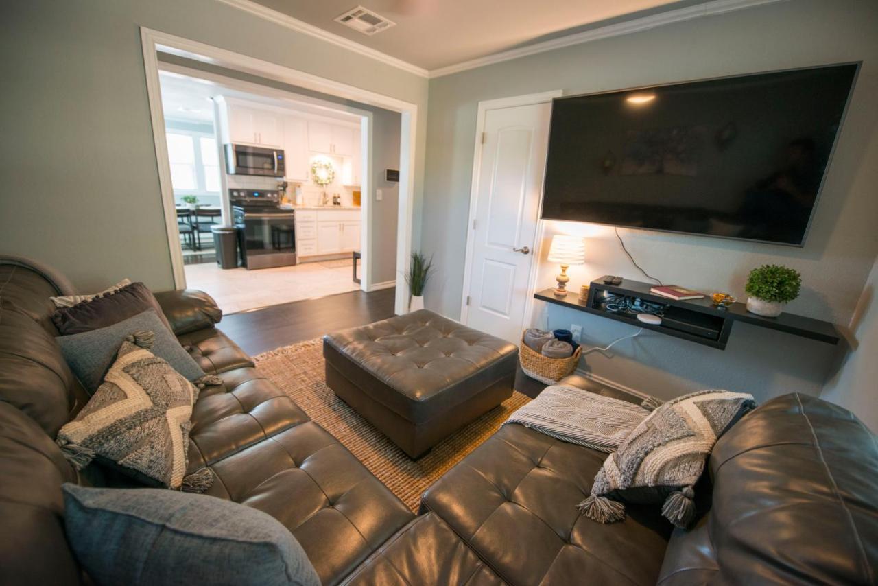 Walk To The Silos! 3 Bed 1960's Near Baylor Holiday home *